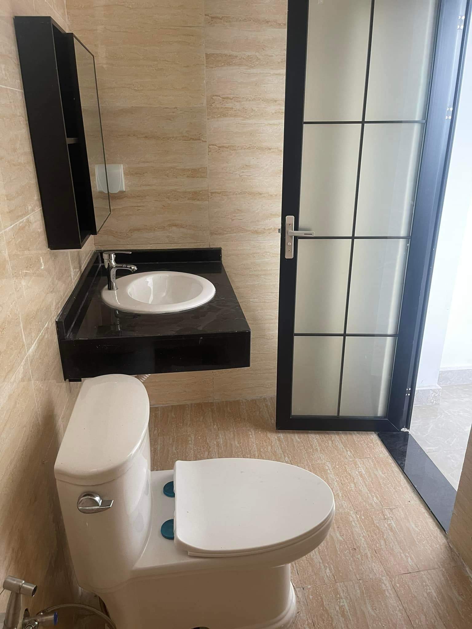 Tôi cho thuê nhà mới, hai cửa đi, Hoàng Văn Thái, 98m2x 5T vỉa hè 30 Tr - Ảnh 1